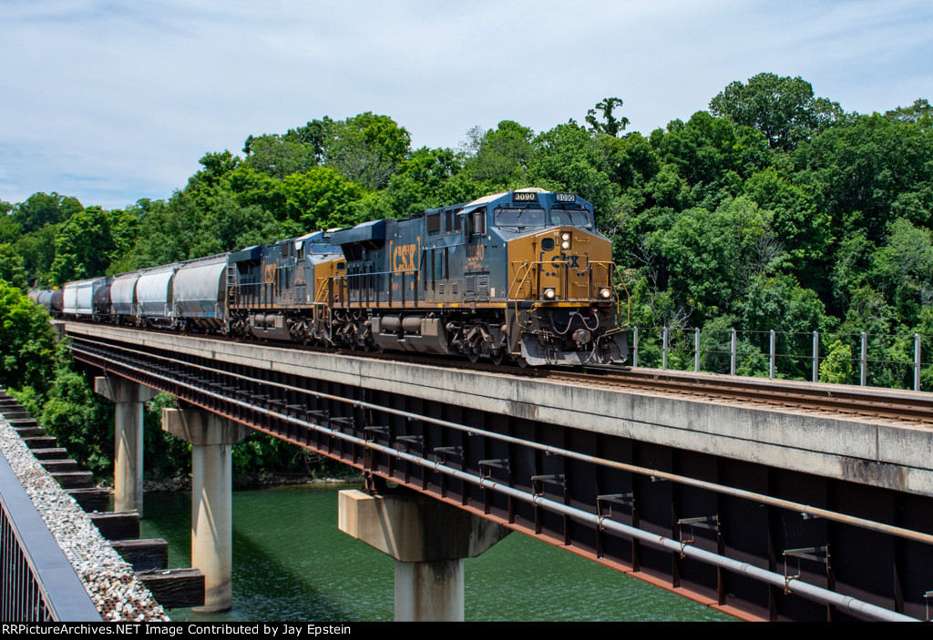 M585 crosses the Tennessee River 